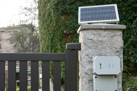 Un portail solaire Somfy, alimenté par un panneau photovoltaïque, avec son moteur discret. Avis sur cette solution écologique.