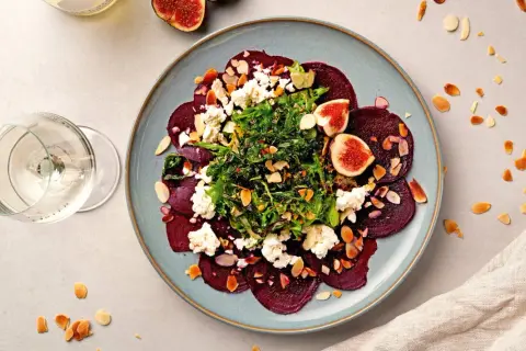 Rote Bete Carpaccio mit Ziegenkäse, Feigen und Mandeln – ein leichtes Hauptgericht.