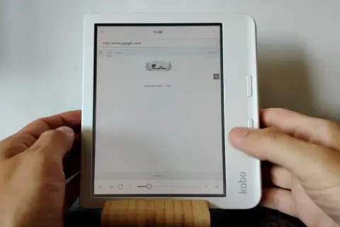 Une liseuse Kobo affiche Google. Ce mode d'emploi montre l'interface web.