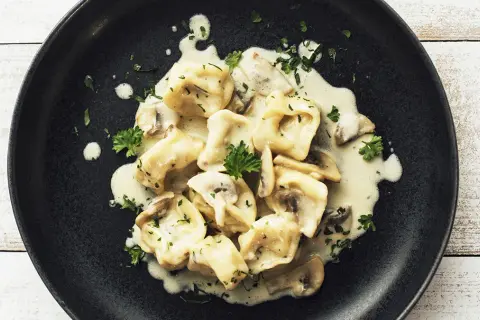 Tortellini z grzybami z czym podawać - najlepsze sosy i dodatki