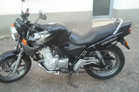 Czarny motocykl Honda CB 500, idealny do miasta. Sprawdź honda cb 500 dane techniczne, by poznać jego możliwości.