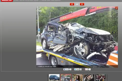 Zniszczony samochód po wypadku Ewy Farnej. Auto jest mocno połamane i widać, że przeszło poważne uszkodzenia.