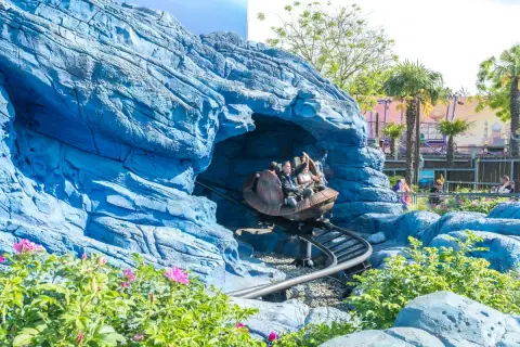 Embarca en una emocionante aventura en la montaña rusa de Disneyland Paris, atravesando cuevas azules y paisajes vibrantes.