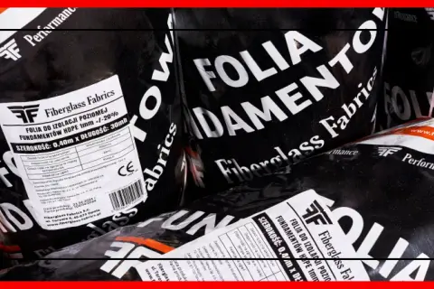 Izolacja pozioma fundamentów: folia czy papa - co wybrać dla trwałości?