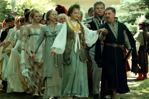 Scena z filmu, ludzie w strojach z epoki, jakby z czasów, kiedy napisano Pana Tadeusza.