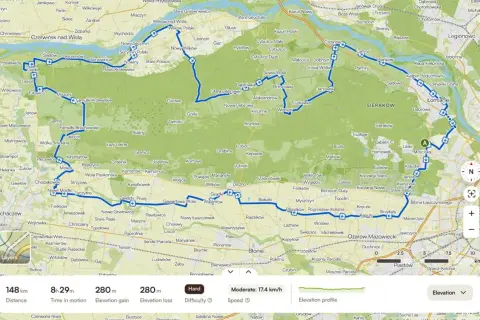 Mapa z zaznaczonymi trasami rowerowymi w okolicach Warszawy, prowadzącymi przez Puszczę Kampinoską i tereny nad Wisłą.