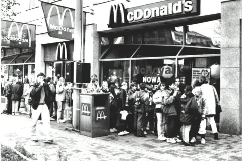 Kiedy był pierwszy McDonald's w Polsce? Zaskakujące fakty i historia