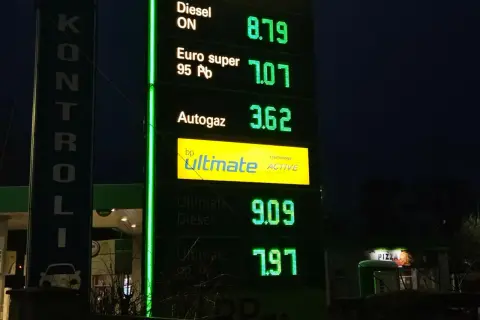 Cena oleju napędowego Ultimate Diesel 9.09, a zwykłego 8.79. Obok ceny autogazu i benzyny.