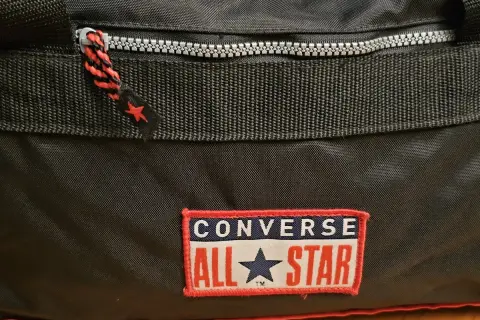 Czarny worek Converse z czerwonymi akcentami i naszywką "All Star". Idealny na treningi i codzienne wyzwania.