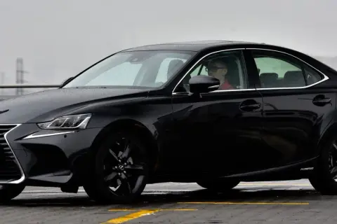 Czarny Lexus IS z kierowcą w okularach. Poznaj lexus is dane techniczne tego eleganckiego sedana.