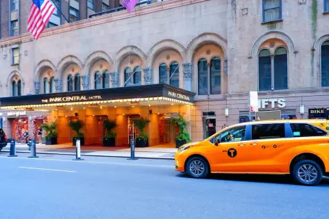 Gul taxi framför Park Central Hotel i New York. Bra tips för hotell i New York!