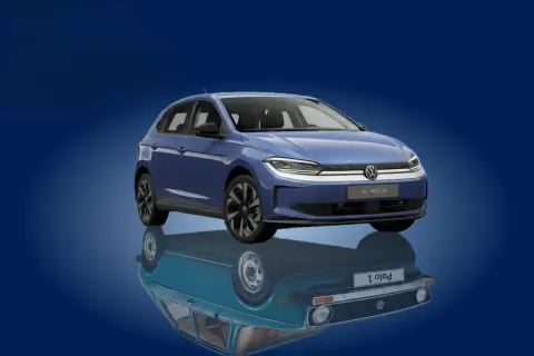 El nuevo ID. Polo azul eléctrico, con su reflejo de un modelo clásico, listo para hacer un pop and bang en la carretera.