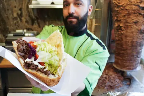 Kebab: Gdzie naprawdę powstał? Rozprawiamy się z mitem Niemiec