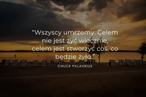 Zachód słońca nad jeziorem, z leżakami na plaży. Cytat Chucka Palahniuka: "Celem jest stworzyć coś, co będzie żyło." - refleksyjne cytaty o życiu.