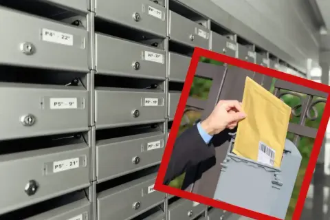 Rząd skrzynek pocztowych. W kadrze ręka wkłada żółtą kopertę do skrzynki. To może być awizo, co to znaczy?