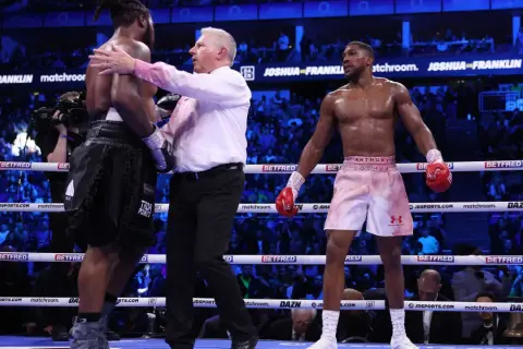Referee separates boxers Anthony Joshua and Dillian Whyte. Judges score boxing matches based on punches landed, defense, and ring control.