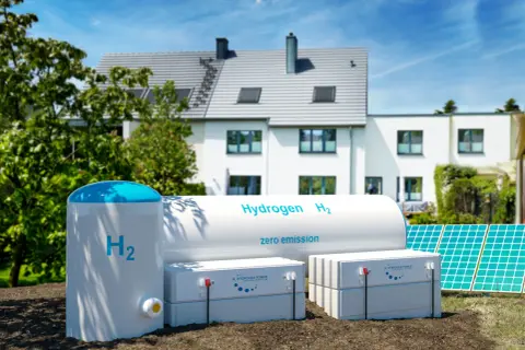 Nowoczesny dom zasilany przez piec na wodór, panele słoneczne i magazyny energii. Czysta energia przyszłości.