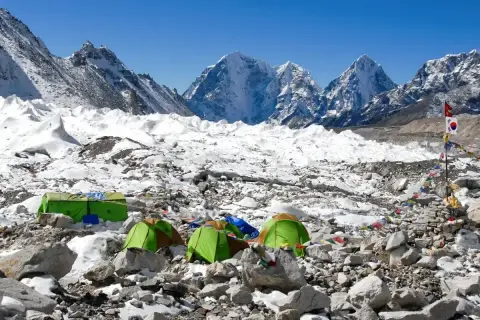 Obóz pod Mount Everest. Namioty na lodowcu, w tle ośnieżone szczyty. Gdzie jest Mount Everest? Tutaj, wśród surowego piękna Himalajów.