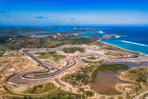 Circuito de carreras Pertamina Mandalika International Street Circuit, con vistas al mar azul y colinas verdes.
