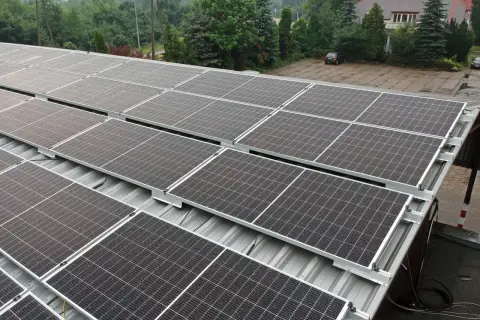 Duży dach pokryty panelami fotowoltaicznymi. Zastanawiasz się, ile waży panel fotowoltaiczny? Te instalacje są solidne i trwałe.