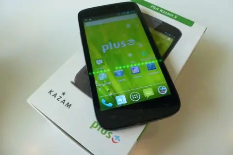 Smartfon Kazam 5 z zielonym ekranem, na którym widać ikonę "Czasoumilacz Plus".