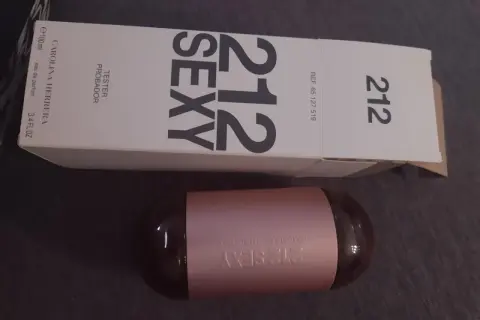 Perfumy Carolina Herrera 212 Sexy w opakowaniu testera. Elegancki flakon w kształcie kapsułki.