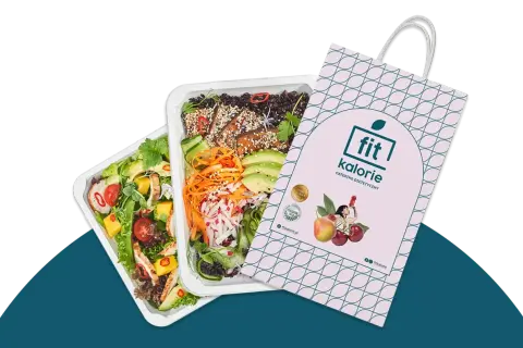 Dwa pudełka z pysznym jedzeniem i torba z logo "fit kalorie". Opinie o cateringu są pozytywne!