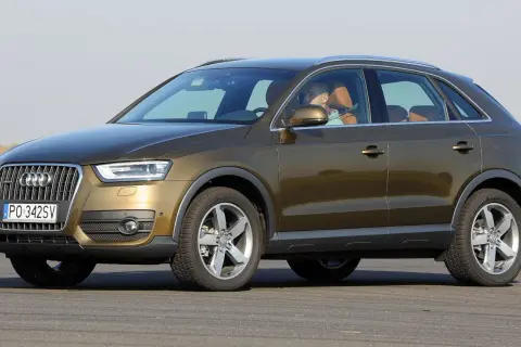 Brązowy Audi Q3 8U z brązową tapicerką, kierowca w tle.