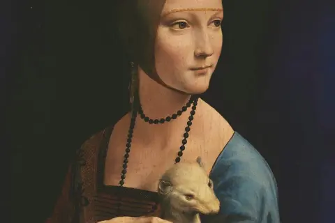 Dama z łasiczką, arcydzieło Leonarda da Vinci, przedstawia młodą kobietę z białym zwierzątkiem.