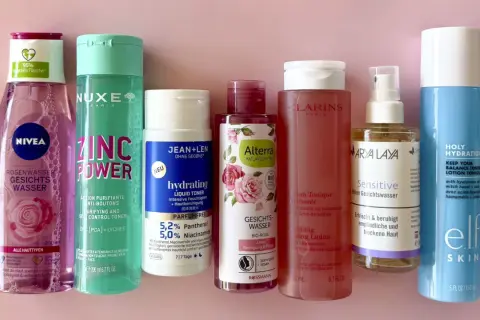Vergleich von Toner und Gesichtswasser: Nivea Rosenwasser, Nuxe Zinc Power, Jean+Len Hydrating Liquid Toner, Alterra Bio-Rose, Clarins Soothing Toning Lotion, Arya Laya Sensitive Blüten Gesichtswasser, Elf Holy Hydration.