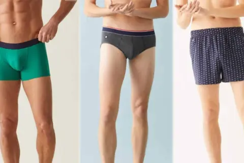 Trois hommes présentent des sous-vêtements : un slip vert, un boxer gris et un boxer à pois bleus.