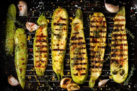 Grillad zucchini med vitlök, örter och citronzest. Perfekt som tillbehör till sommarmiddagen.