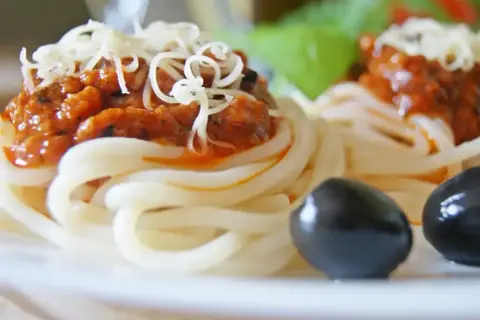 Pyszne spaghetti z sosem bolońskim i startym serem. Idealne danie, gdy zastanawiasz się, co zrobić z mascarpone, by nadać mu kremowości.