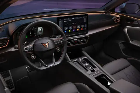 Intérieur moderne du Cupra Leon avec éclairage d'ambiance personnalisable, écran tactile et tableau de bord numérique.