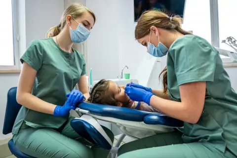 Maseczka u dentysty 2026: Obowiązek czy własne zasady gabinetu?