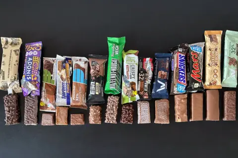 Eine Auswahl an Proteinriegeln, ideal, wenn man wann Proteinriegel essen möchte. Verschiedene Marken und Geschmacksrichtungen.