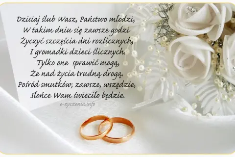 Mądre życzenia ślubne od rodziców: szczęścia, dzieci i słońca na trudnej drodze życia. Dwa złote obrączki na białym tle.