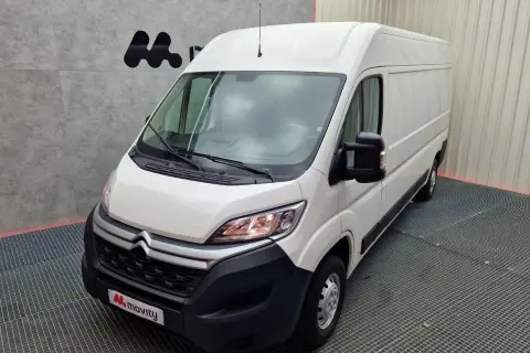 Furgoneta blanca Citroën Jumper 2.2 HDI, lista para solucionar cualquier problema.