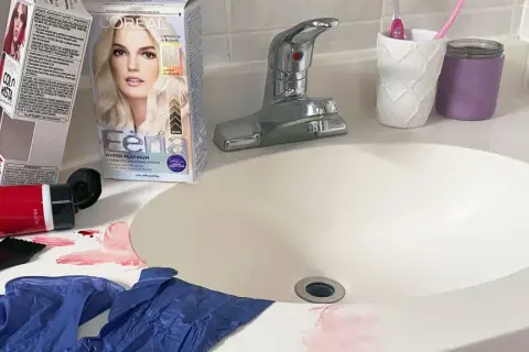 Kit para quitar tinte de cabello en el lavabo, con guantes, brocha y manchas rojas.