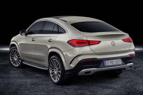 Tylna część eleganckiego, beżowego Mercedesa GLE Coupe. Sprawdź jego imponujące mercedes gle wymiary.
