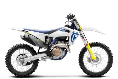 Biały motocykl Husqvarna FC 250 z niebieskim siedzeniem i żółtymi akcentami, gotowy do jazdy po torze.