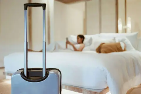 Zabezpiecz pokój hotelowy: Czy karta to za mało? Twój spokój.