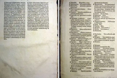 Libro antiguo con texto en latín y castellano. El prólogo menciona a Alonso de Palencia y su obra.
