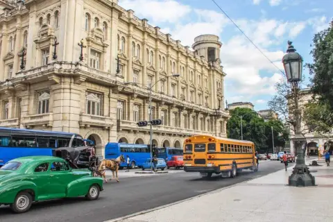Kuba: Jak wybrać biuro podróży? Poradnik i porównanie