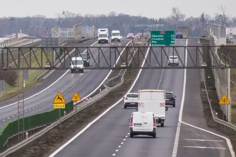 Ruch na drodze S11 Kórnik-Jarocin. Samochody i furgonetki jadą w kierunku Kołobrzegu. Znaki ostrzegają przed dzikimi zwierzętami i śliską nawierzchnią.