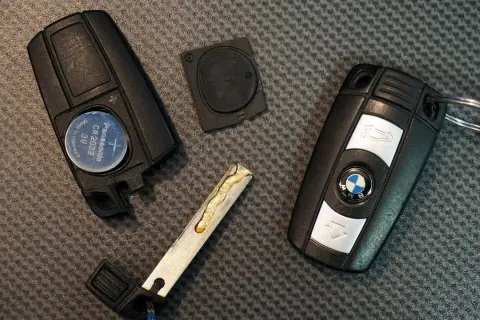 Jak naładować kluczyk BMW E87 i uniknąć problemów z rozładowaniem