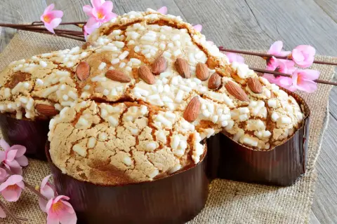 Colomba-Rezept: Osterkuchen in Taubenform, bestreut mit Mandeln und Zucker. Ein Fest für die Sinne!