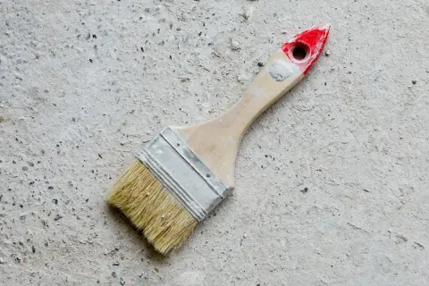 Pędzel do malowania betonu na zewnątrz, gotowy do pracy.