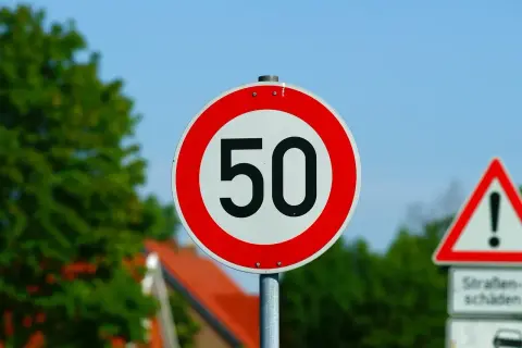 Znak ograniczenia prędkości do 50 km/h. Uważaj na te predkosci na drodze, zwłaszcza w pobliżu znaków ostrzegawczych.