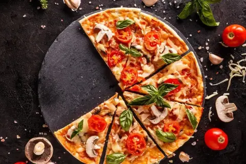 W jakiej temperaturze piec pizzę, aby uzyskać idealny efekt?